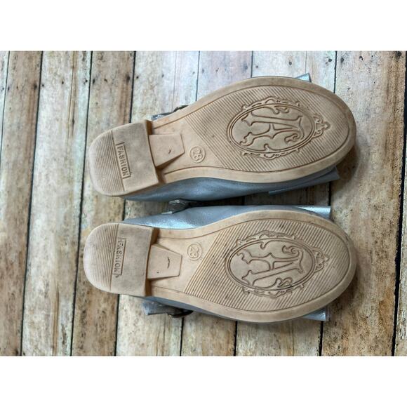 Pipperdoodles Silver Bow Shoes Toddler Size 28 (US 9) - Picture 4 of 7